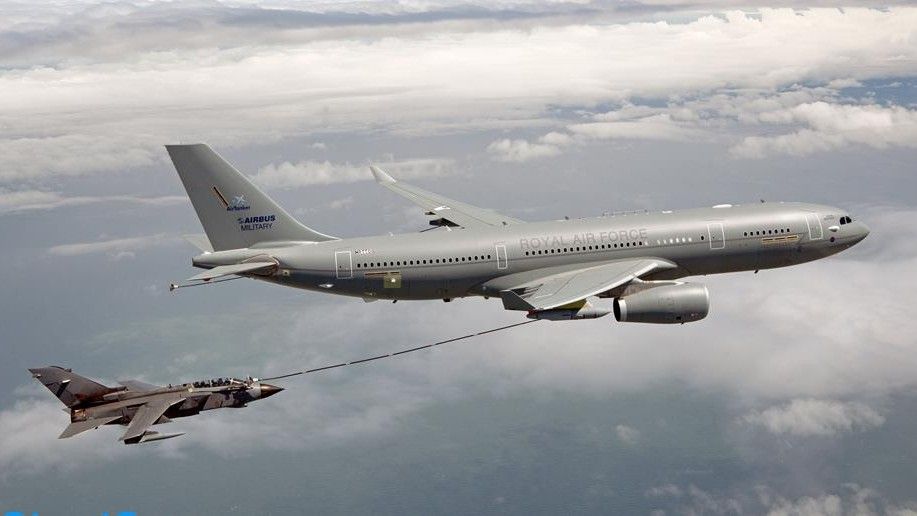 Przeprowadzono pierwsze tankowanie powietrzne z wykorzystaniem samolotu A330 Voyager i bojowych samolotów Tornado – fot. RAF
