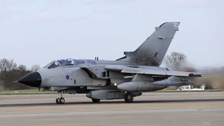 Samolot Tornado GR4 startujący z podwieszonym zasobnikiem rozpoznawczym Raptor - fot. RAF