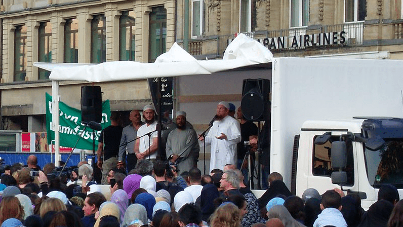 Bilal Philips (w środku) i Pierre Vogel (z prawej) podczas przemówienia na wiecu we Frankfurcie nad Menem, fot. Wikimedia (CC0 1.0)