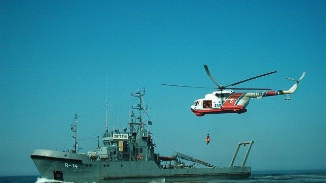 Okręt ratowniczy ORP Zbyszko i śmigłowiec Mi-14PŁ/R Fot. http://www.balticsarex.org/