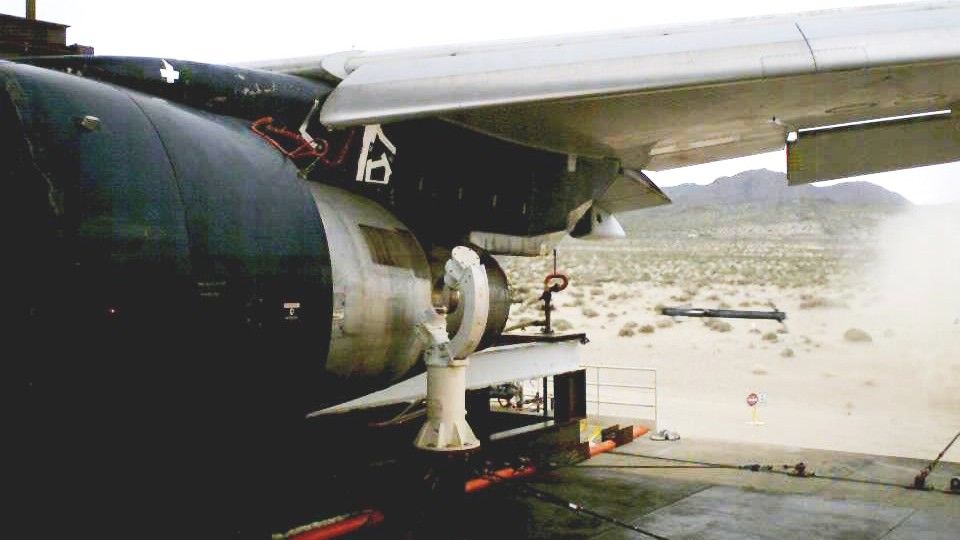Filmowanie z prędkością 100 000 klatek na sekundę pozwoliło zarejestrować sposób zachowania się samolotu np. podczas trafienia go rakietą – fot. US Navy