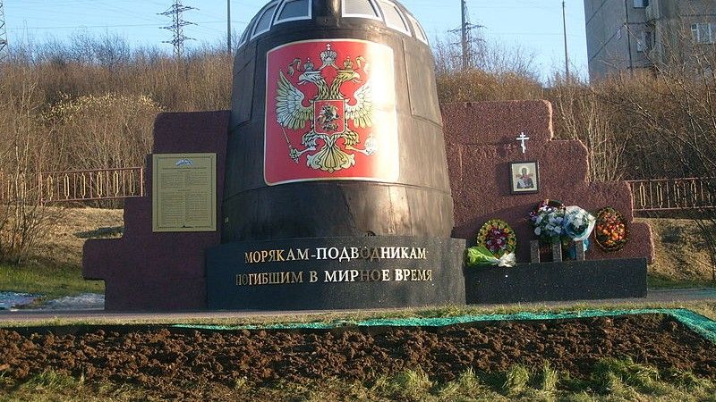Pomnik z kiosku okrętu podwodnego „Kursk” – fot. Wikipedia