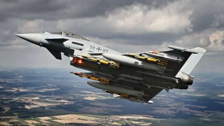 Eurofighter Typhoon z nowym uzbrojeniem - fot. Cassidian