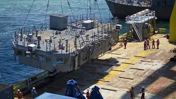 Amerykanie formalnie wycofali ze służby niszczyciel min USS Guardian, który obecnie jest cięty na kawałki na morzu – fot. US Navy
