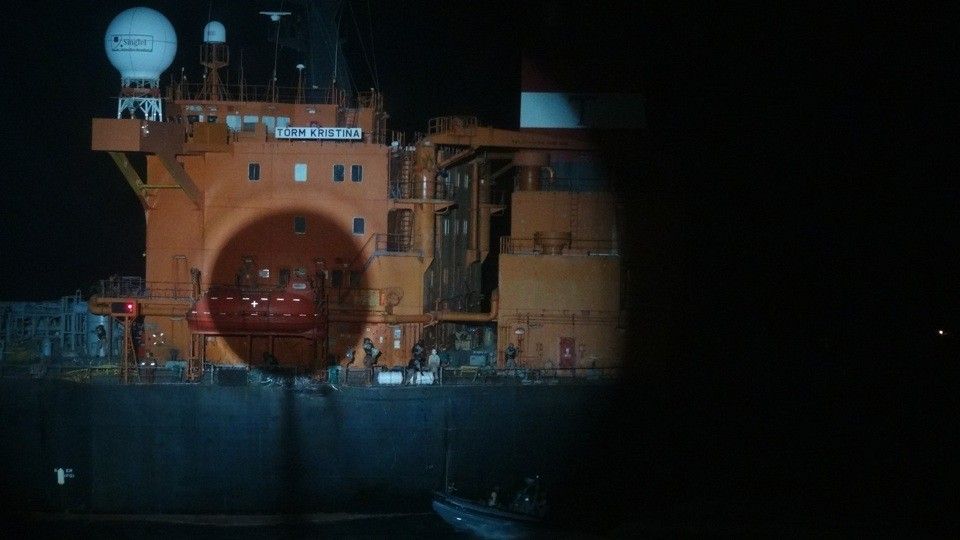 Moment uwalniania duńskiego Torn Kristina statku przez grupę abordażową z okrętu duńskiego Iver Huitfeld - fot. NATO