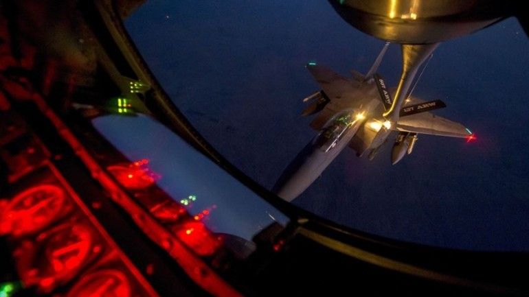Amerykański F-15E Strike Eagle pobiera paliwo z KC-135 Stratotanker w czasie powrotu z nalotu na siły PI w Syrii. Fot. Senior Airman Matthew Bruch/USAF