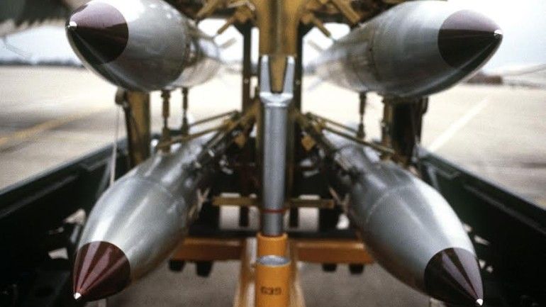 Test bomby B61-12 zrzucanej z samolotu F-15 Eagle - fot. NNSA