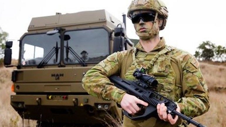 EF88 Austeyr w rękach żołnierza australijskiego. Fot. http://www.army.gov.au/