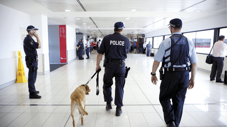 W Sydney doszło do ataku terrorystycznego. Na zdjęciu funkcjonariusze policji federalnej patrolujący port lotniczy w 2013 roku. Fot. Commonwealth of Australia, Australian Federal Police, 2013
