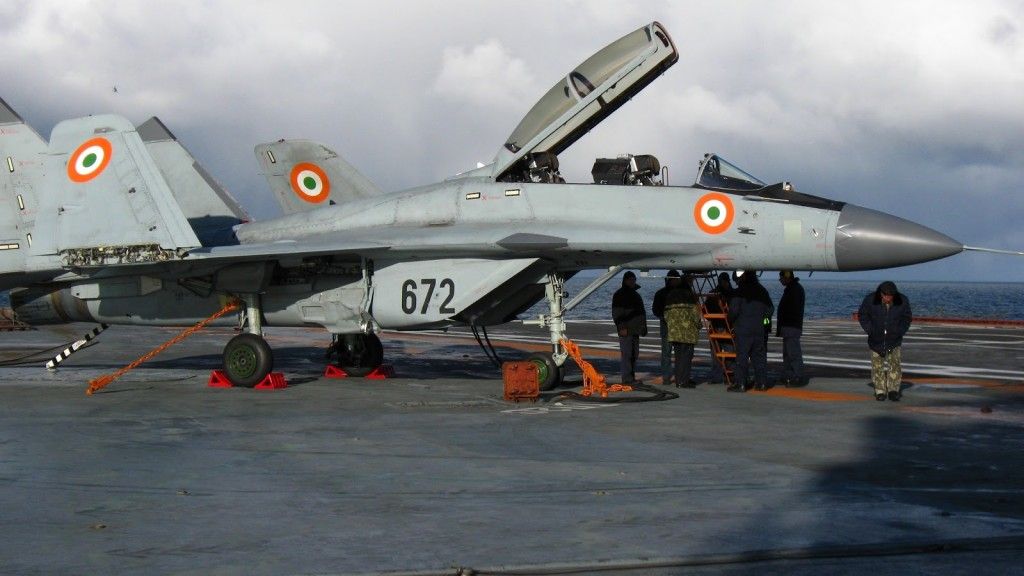 Indyjski MiG-29K podczas próbnego startu z pokładu lotniskowca - fot. Naval Open Source