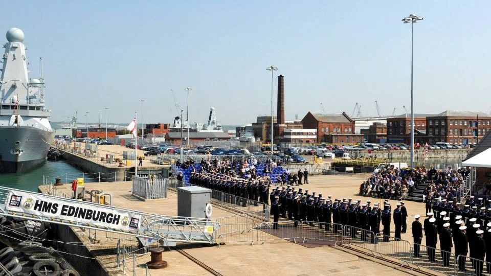 Symboliczna scena – załoga żegna swój stary niszczyciel na tle okrętu, który go zastąpił w służbie – fot. Royal Navy
