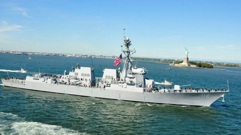 USS Michael Murphy wpływa do Nowego Jorku - fot. US Navy