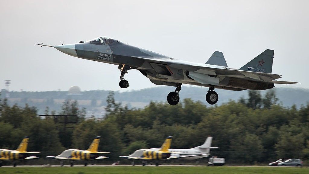 Myśliwiec T-50 podczas pokazów lotniczych MAKS 2013. Fot. Witalij Kuźmin/Wikimedia Commons/CC-BY-SA 3.0.