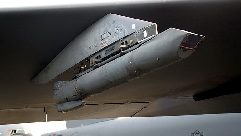 Zasobnik Sniper ATP pod skrzydłem bombowca strategicznego B-52H, fot. A.Hładij/Defence24.pl