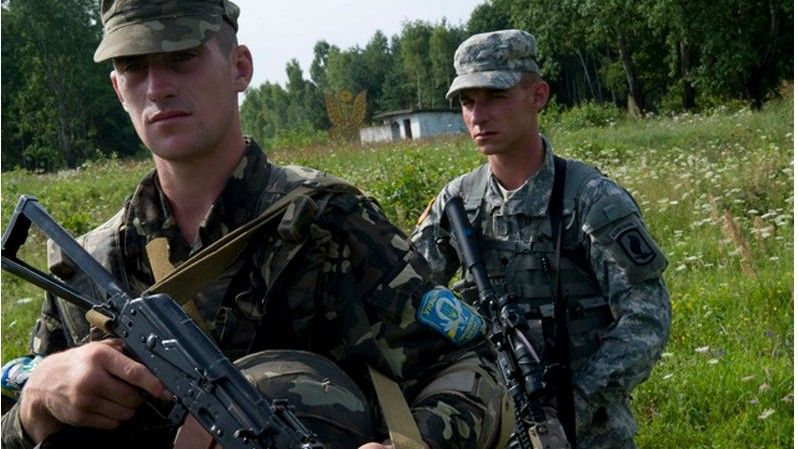 Wspólne szkolenie spadochroniarzy US Army i armii ukraińskiej podczas wcześniejszych ćwiczeń Rapid Trident - fot. US Army