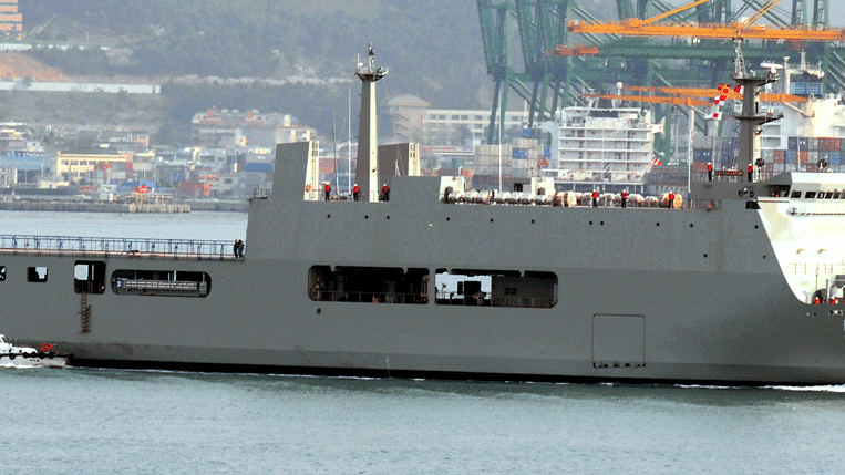 Birma chce kupić okręt desantowo – śmigłowcowy typu Makassar – fot. Wikipedia