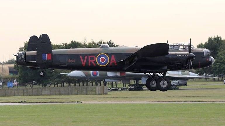 Bombowiec Avro Lancaster "Vera" w podczas lądowania - fot. Flight Sgt. Andy Carnall/RAF