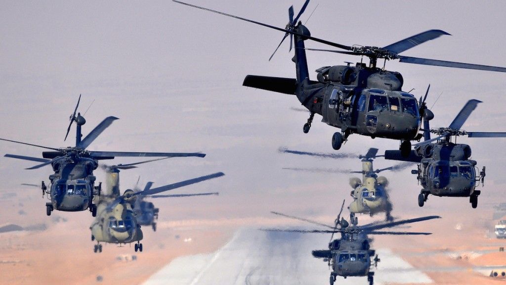 Śmigłowce UH-60 Black Hawk i CH-47 Chinook należące do US Army - fot. US Army