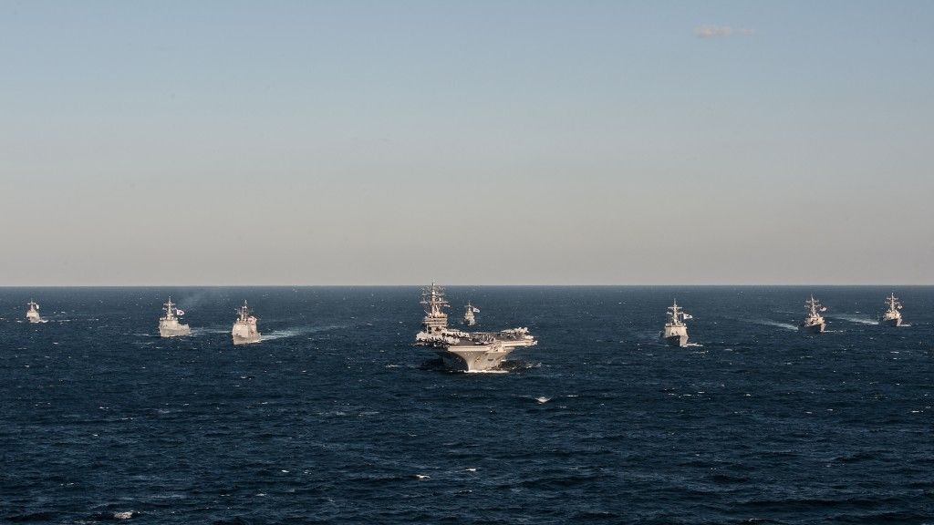 Lotniskowiec USS “Ronald Reagan” wraz z grupą osłony w czasie ćwiczeń 28 października 2015 r. przy Półwyspie Koreańskim. Fot. US Navy