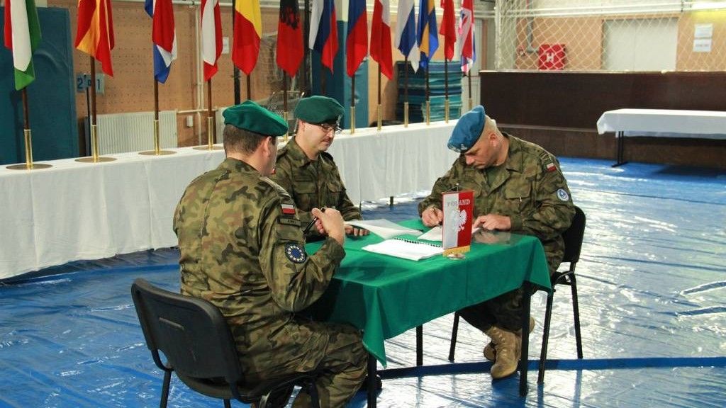 Ppłk. Jacek Zienkowicz i ppłk. Tomasz Adamczyk podpisują protokół przekazania obowiązków - fot. www.army.mil.pl