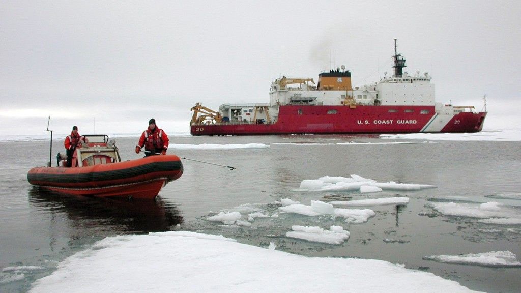 Lodołamacz USCG „Healy” bierze udział w sprawdzeniu arktycznego systemu łączności MUOS – fot. US Navy