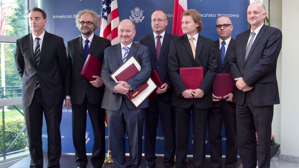 Ambasador USA i polscy dyplomaci podczas uroczystości w warszawskiej placówce amerykańskiej - fot. MSZ.