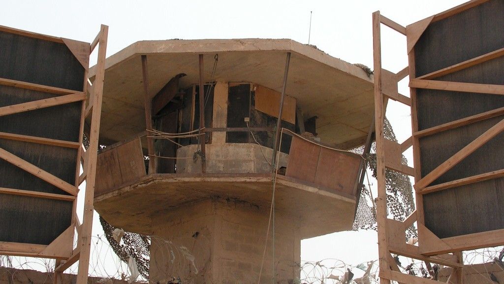 Wieża strażnicza więzienia Abu Ghraib w okresie po jego opuszczeniu przez wojska amerykańskie i przed przejęciem przez irackie siły bezpieczeństwa. Fot. LT Sean Riordan/US DoD.