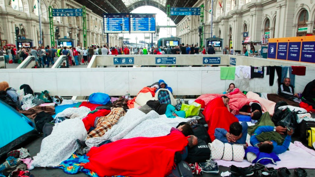 Uchodźcy na stacji Budapest Keleti, fot. Rebeca Harms, Wikipedia CC BY-SA 2.0