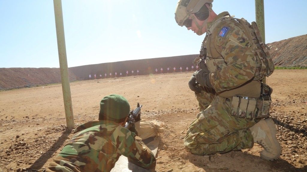 Szkolenie irackich żołnierzy prowadzone przez australijskiego instruktora w obozie Camp Taji w styczniu 2016 r. Fot. US Army/Wikipedia
