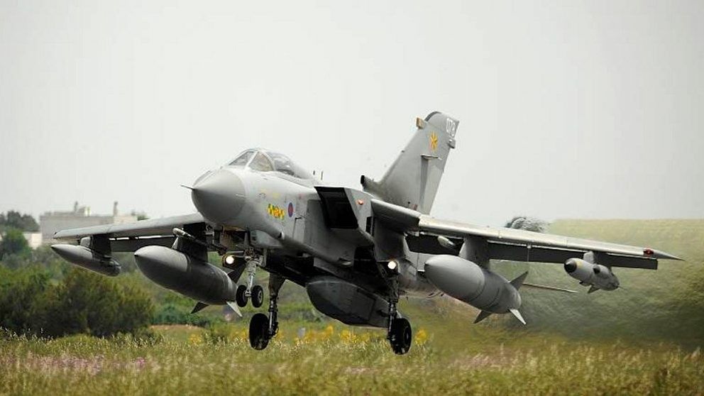 Samolot Tornado z podwieszonym zasobnikiem RAPTOR. Fot. MoD UK.