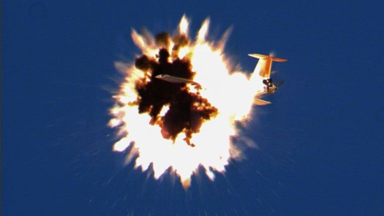 Moment uderzenia pocisku Spike w bezzałogowiec Outlaw, zdjęcie wykonano podczas pokazu w grudniu 2016 r. Fot. U.S. Navy