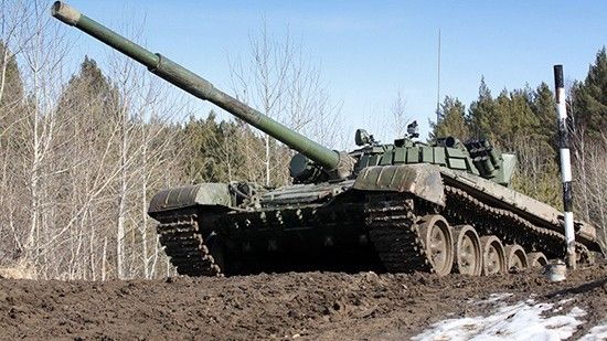 Fotografia, ilustrująca artykuł o dostawach T-72B3 dla Zachodniego Okręgu Wojskowego, przedstawiająca starszy wariant T-72. fot. mil.ru