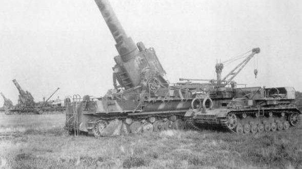 Moździerz samobieżny Karl wykorzystywany przez Niemców do ostrzału powstańczej Warszawy - fot. Wikipedia