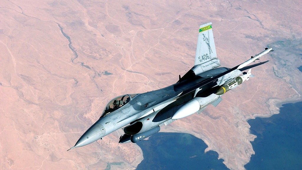 Myśliwiec F-16 z podczepioną bombą GBU-31 JDAM. Fot. Tech. Sgt. Scott Reed/U.S. Air Force