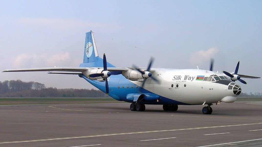 Samolot An-12 należący do linii Silk Way/ for. Wikipedia