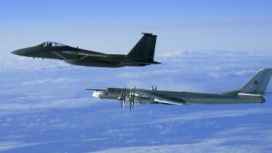 Dwa samoloty Tu-95MS przeleciały wzdłuż brzegów Japonii podrywając w powietrze osiem samolotów myśliwskich – fot. USAF
