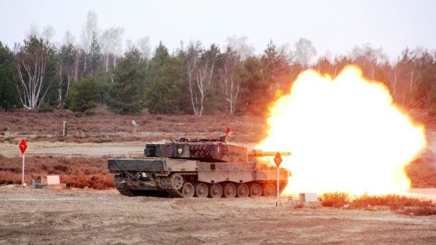 Leopard 2A4 podczas strzelania na poligonie - fot. http://www.10bkpanc.wp.mil.pl/