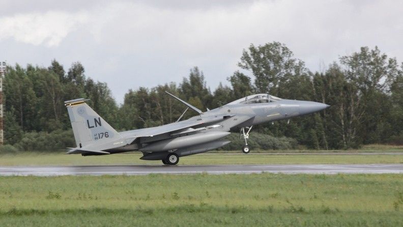 F-15C lądujący na litewskich lotnisku - fot. MO Litwy