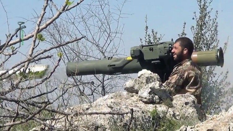 Syryjski rebeliant odpalający pocisk TOW - fot. youtube