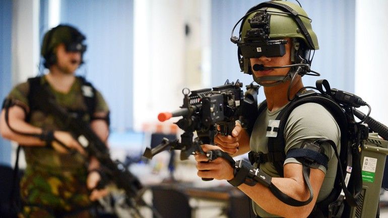 Holenderscy żołnierze korzystający z wirtualnego systemu taktycznego pola walki. Fot. U.S. Army