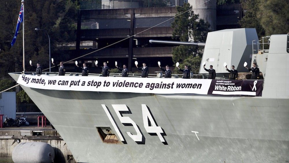 Australijska marynarka wojenna wsparła kampanię przeciwko przemocy wobec kobiet uzyskując certyfikat White Ribbon – fot. news.navy.gov.au