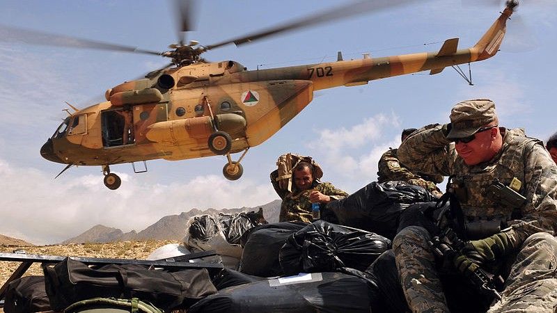 Afgański Mi-17V5 dostarczający pomoc humanitarną – fot. wikipedia.org