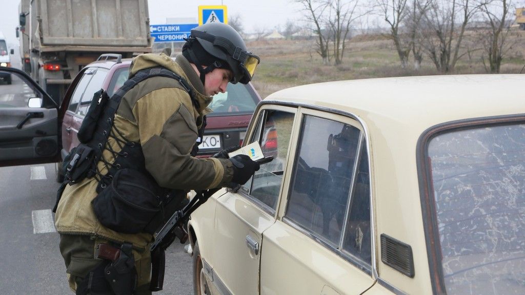 Funkcjonariusz ukraińskich sił bezpieczeństwa podczas przeprowadzania kontroli w pobliżu granicy z Republiką Krymu. Fot. Służba Ochrony Granicy Państwowej Ukrainy.