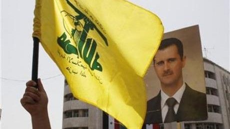Flaga Hezbollahu na tle portretu Baszara al-Asada - fot. http://www.yalibnan.com