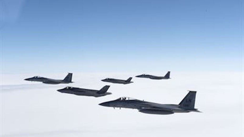 F-35 i F-15 (fot. Air Force photo by Tech. Sgt. Roidan Carlson)