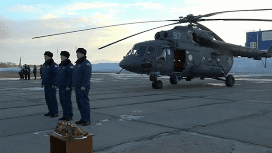 Zgodnie z rosyjską tradycją nowa załoga śmigłowca Mi-8AMTSZ-WA została przywitana przez dowództwo Floty Pacyfiku pieczonym prosiakiem - fot. mil.ru