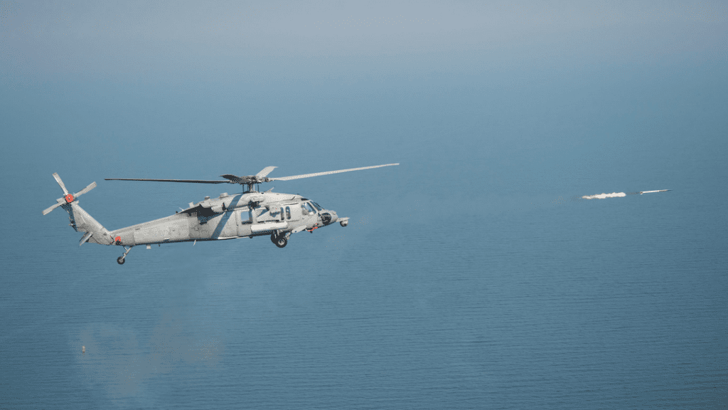 Odpalenie APKWS ze śmigłowca MH-60S. Fot. US Navy.