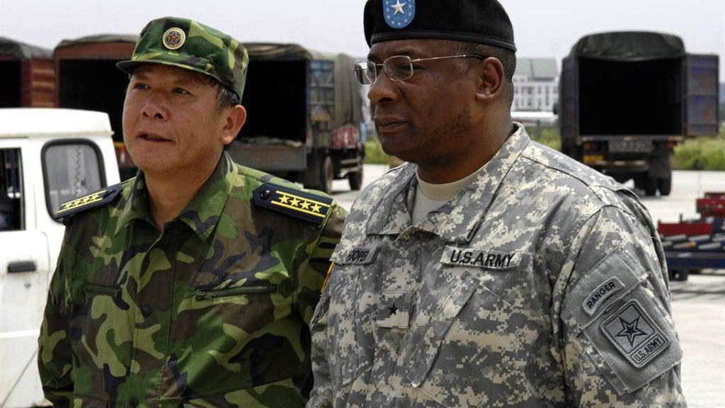 Gen. Charles W. Hopper (po prawej) podczas spotkania z przedstawicielami chińskiego MON,  Fot. U.S. Department of Defence