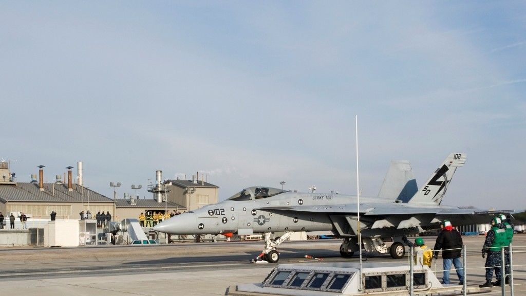 Poligon testowy EMALS w bazie lotnictwa morskiego w Lakehurst – fot. US Navy