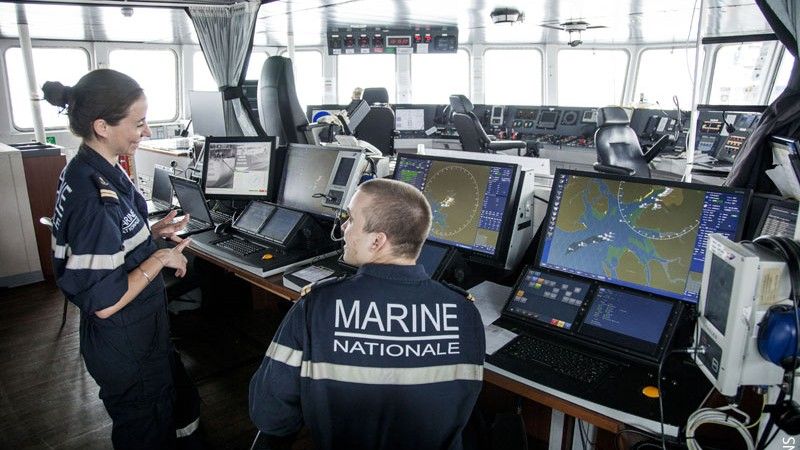 Dwie konsole systemu POLARIS na mostku okrętu „L’Adroit” – fot. DCNS